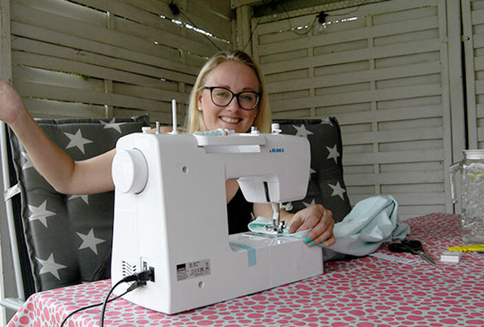 Buiten naaien met outdoor tafelkleed